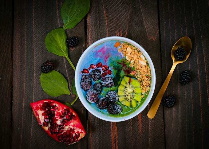 Tigela de smoothie com frutas, granola e sementes