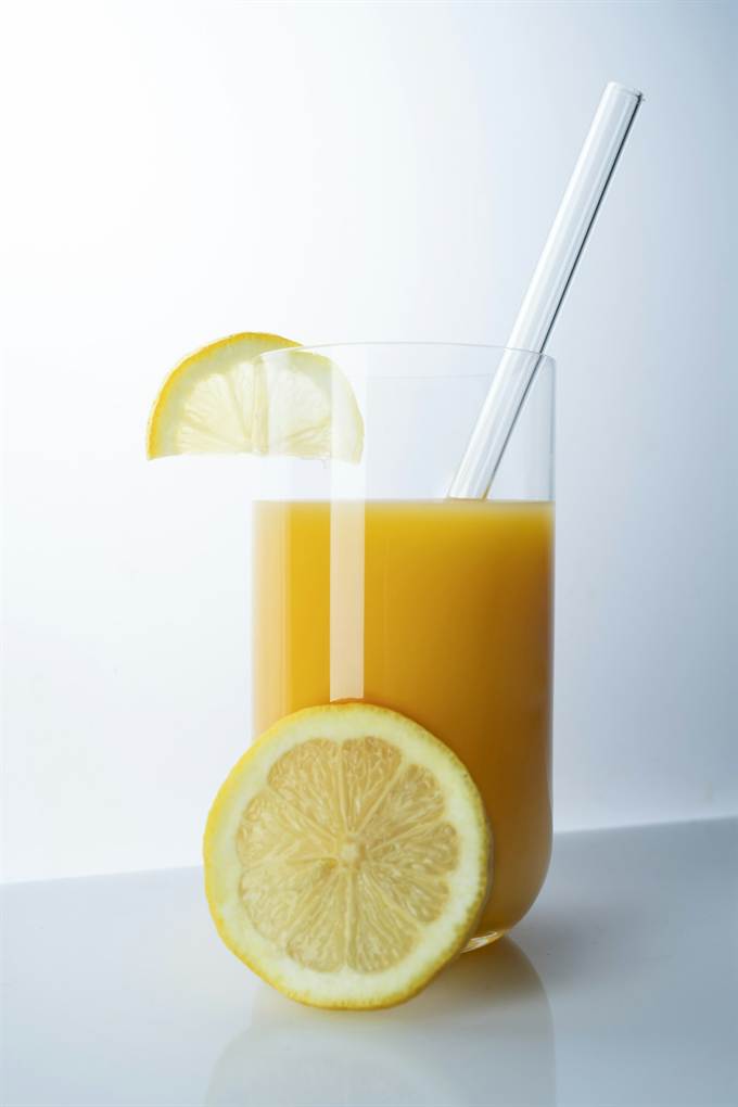 Limonada gelada em copo de vidro com rodelas de limão