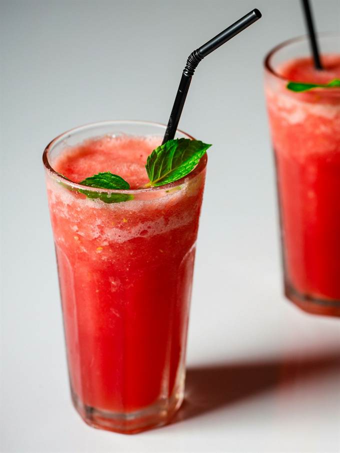 Copo de suco de melancia gelado com hortelã