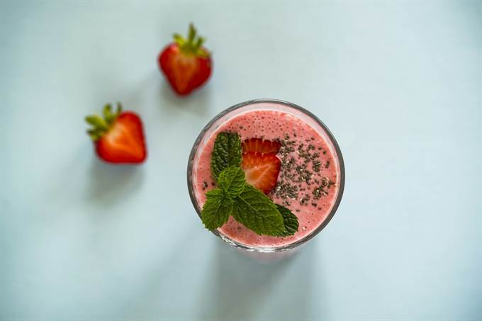 Suco de frutas vermelhas visto de cima com hortelã e chia